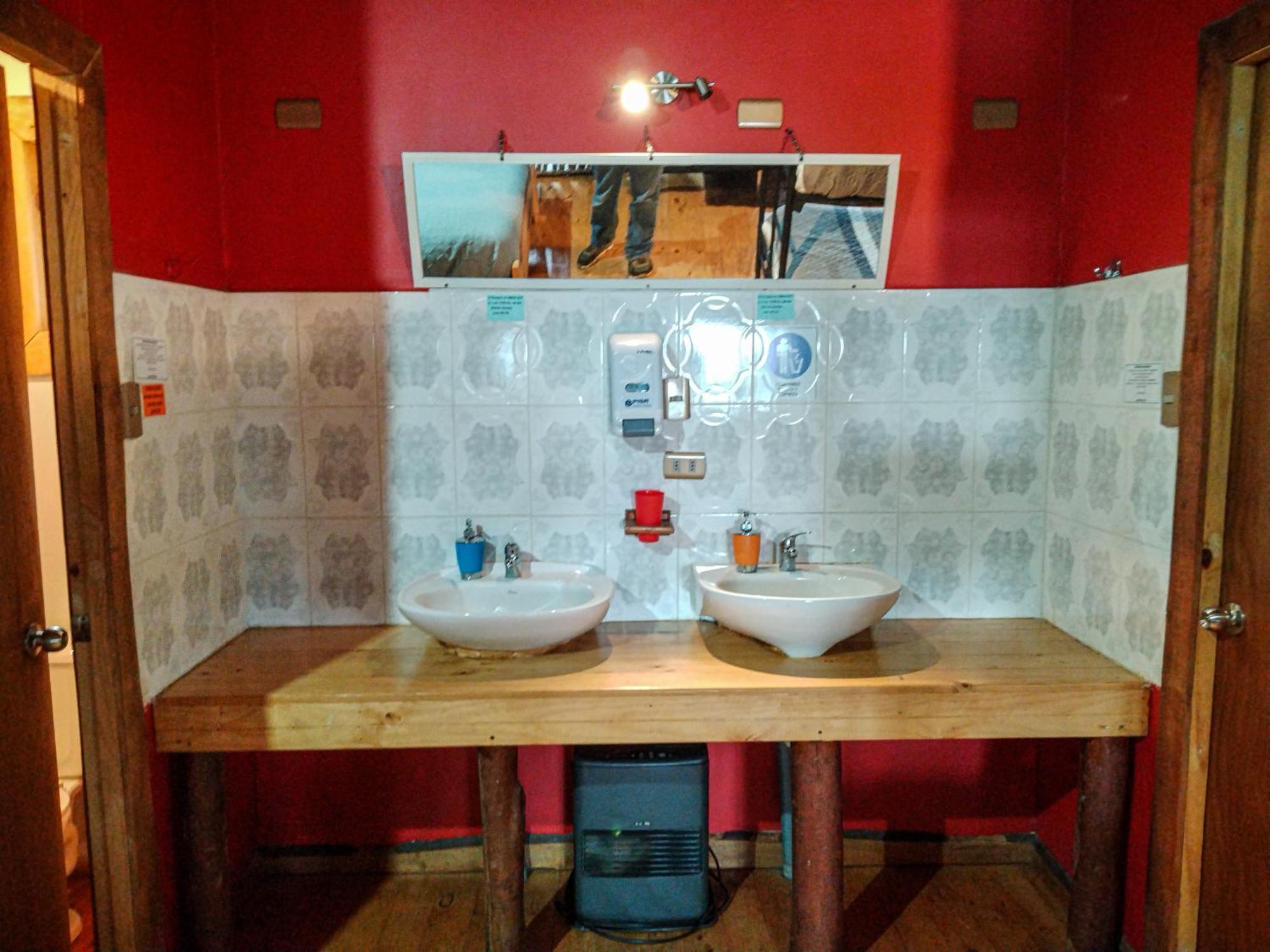 Hostal & Cabanas Luna Del Sur Cucao Bagian luar foto